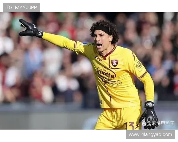 奥乔亚世界杯神级扑救震撼全球彰显门将极致反应与传奇精神魅力光