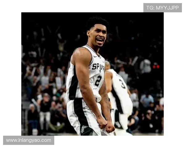 哈珀表现出色11投8中轻松拿下22分三分球命中率高达50 哈珀表现出色11投8中轻松拿下22分三分球命中率高达50